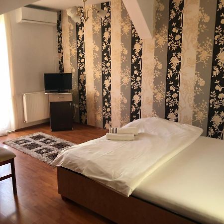 Pension Rozeclas Oradea Exteriér fotografie
